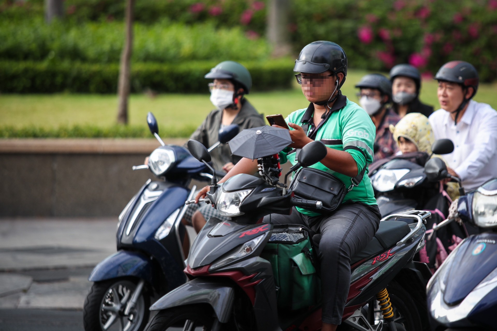 Đeo tai nghe, che ô khi đi xe máy bị phạt bao nhiêu tiền? Đeo tai nghe, che ô khi đi xe máy bị phạt bao nhiêu tiền?