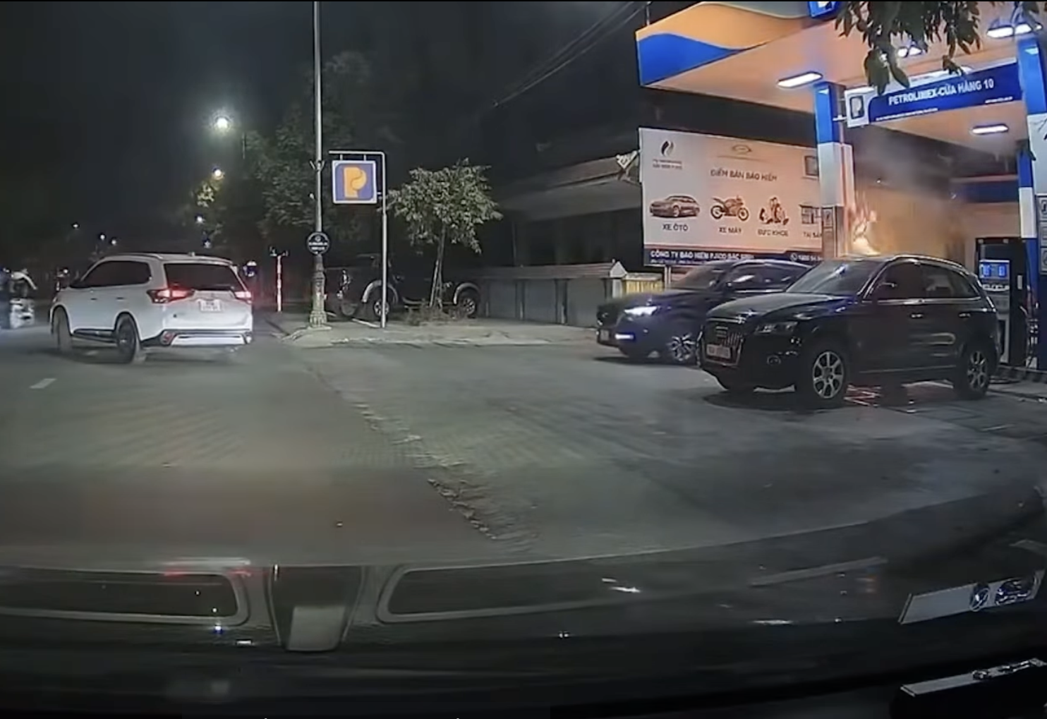 Người phụ nữ lùi xe Mazda CX-5 húc đổ trụ bơm xăng, gây cháy rồi bỏ đi Người phụ nữ lùi xe Mazda CX-5 húc đổ trụ bơm xăng, gây cháy rồi bỏ đi