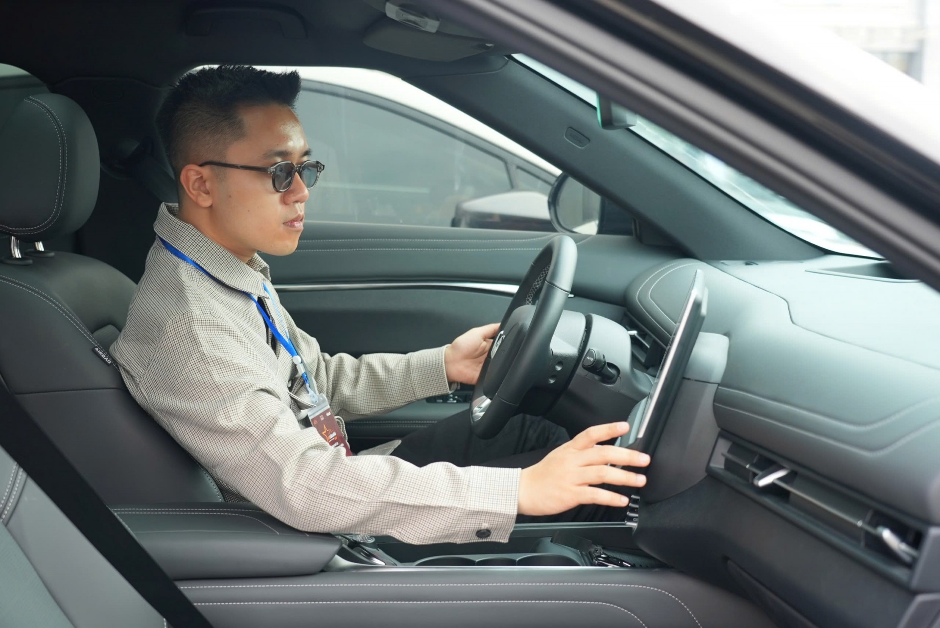 Giám khảo XE CỦA NĂM 2025 đánh giá VinFast VF 7: Đẹp nhất hãng, vận hành ấn tượng Reviewer Lê Phúc Thành trải nghiệm xe VF 7 tại buổi lái thử.