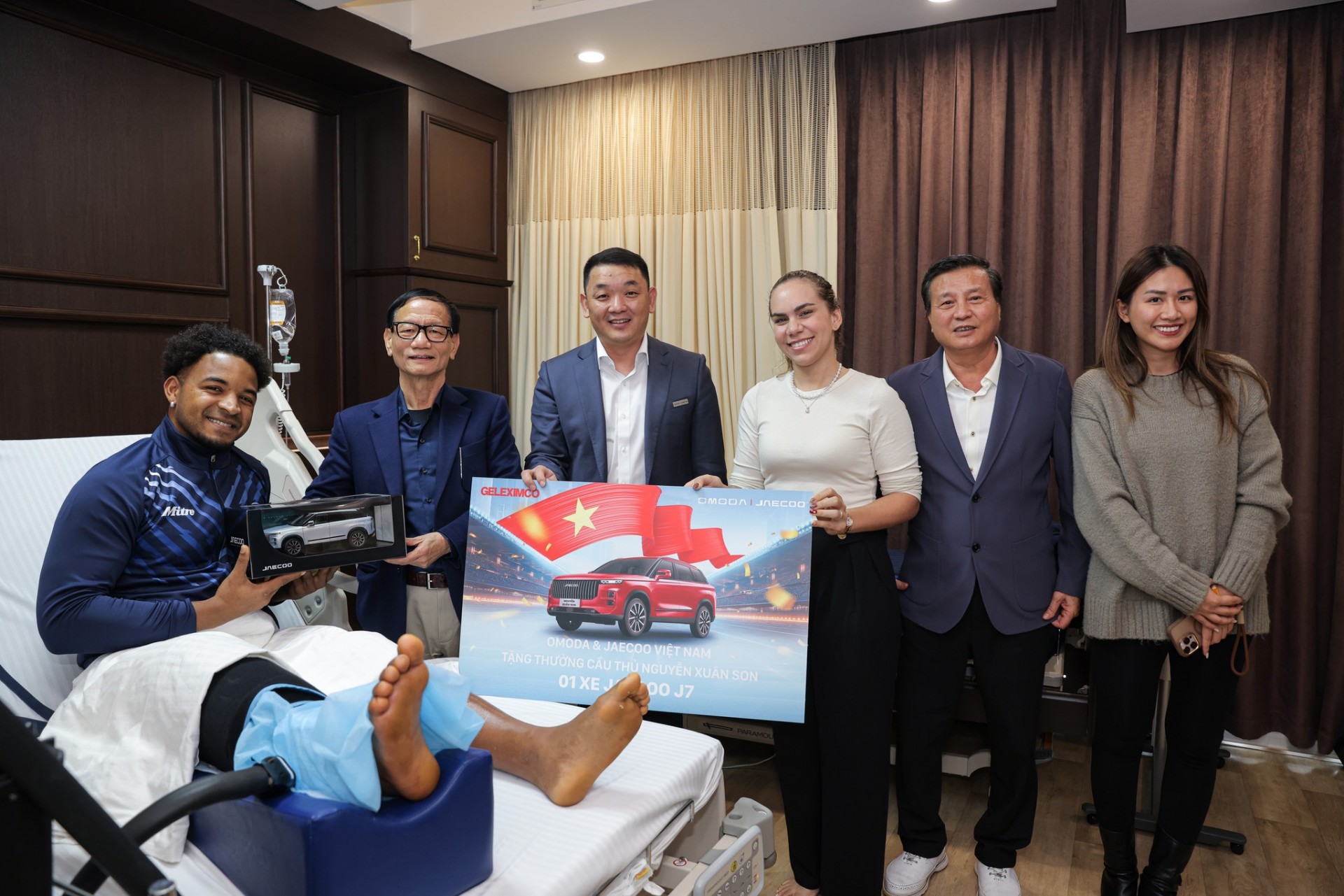Tỷ phú Vũ Văn Tiền tặng tiền đạo Xuân Son mẫu Jaecoo J7 là xe gì và giá bao nhiêu? Tỷ phú Vũ Văn Tiền tặng tiền đạo Xuân Son mẫu Jaecoo J7 là xe gì và giá bao nhiêu?