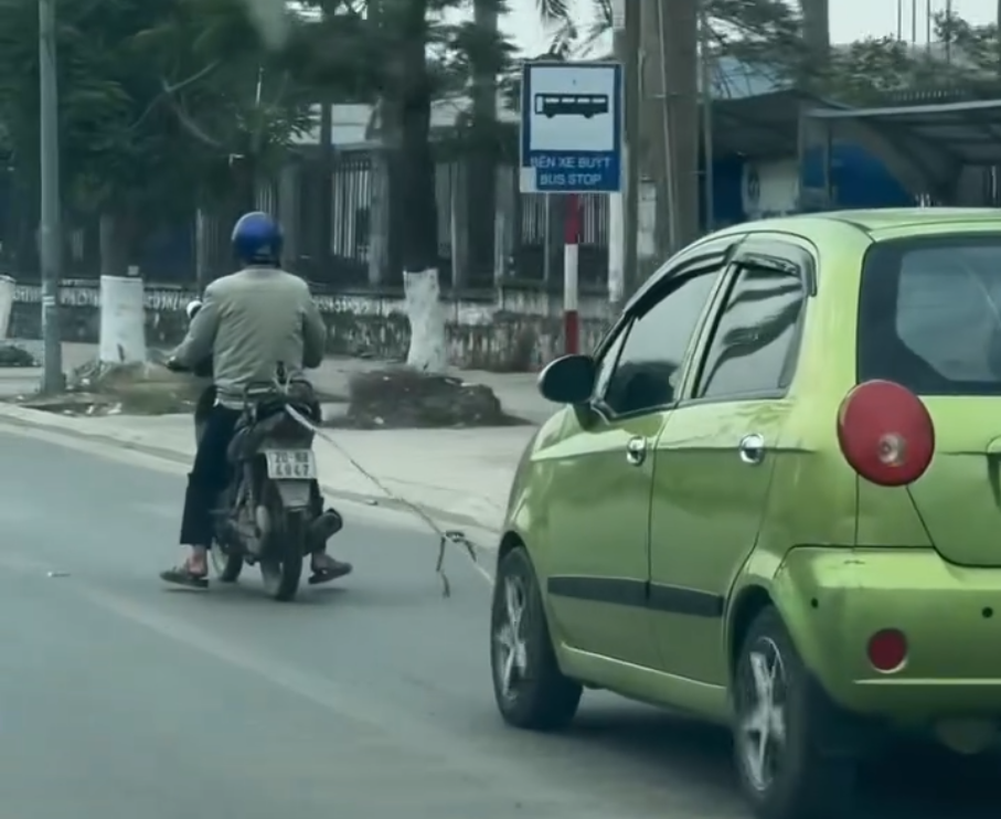 Clip độc lạ xe máy kéo ô tô, có vi phạm quy định an toàn khi tham giao thông? Clip độc lạ xe máy kéo ô tô, có vi phạm quy định an toàn khi tham giao thông?