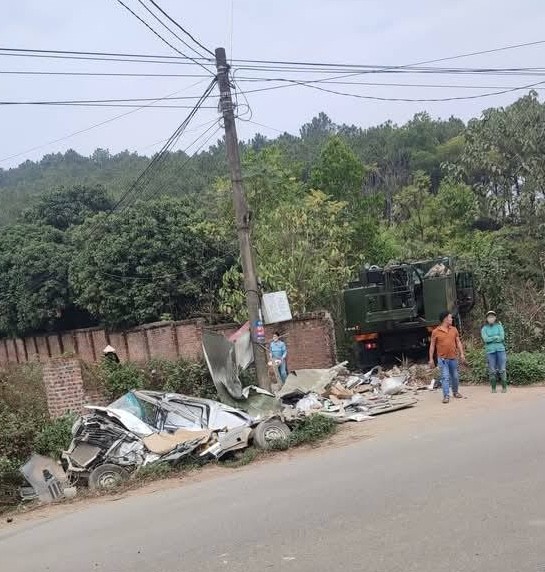 Xác nhận thông tin vụ tai nạn khó tin: Xe tải van Trung Quốc bị xe ngược chiều cán mỏng Xác nhận thông tin vụ tai nạn khó tin: Xe tải van Trung Quốc bị xe ngược chiều cán mỏng