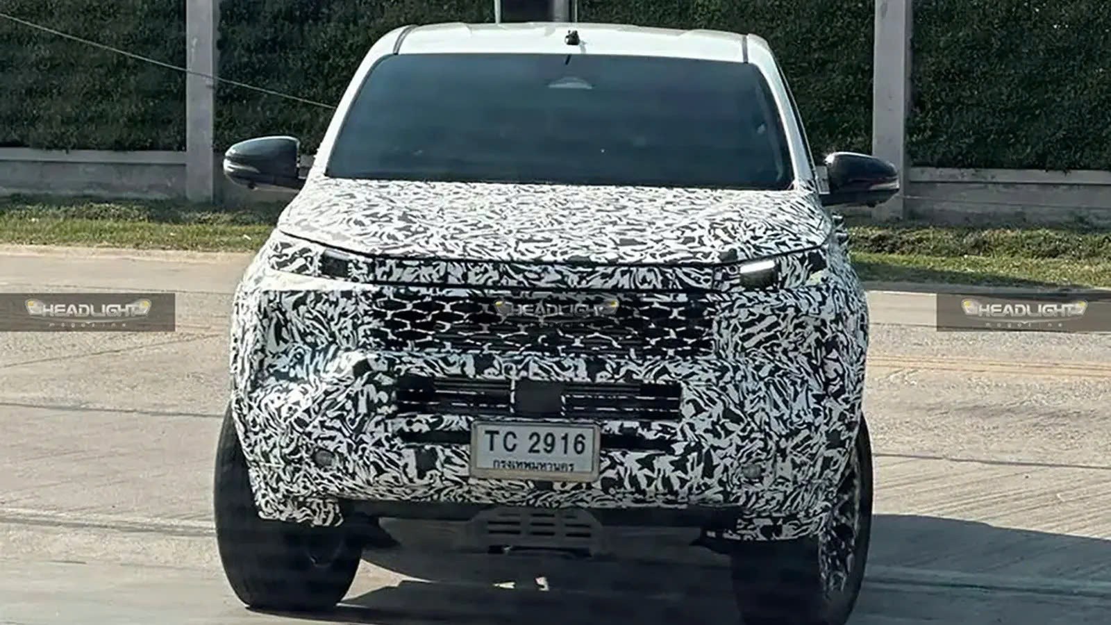 Toyota Hilux 2025 lần đầu lộ diện trên đường tại Thái Lan Toyota Hilux 2025 lần đầu lộ diện trên đường tại Thái Lan