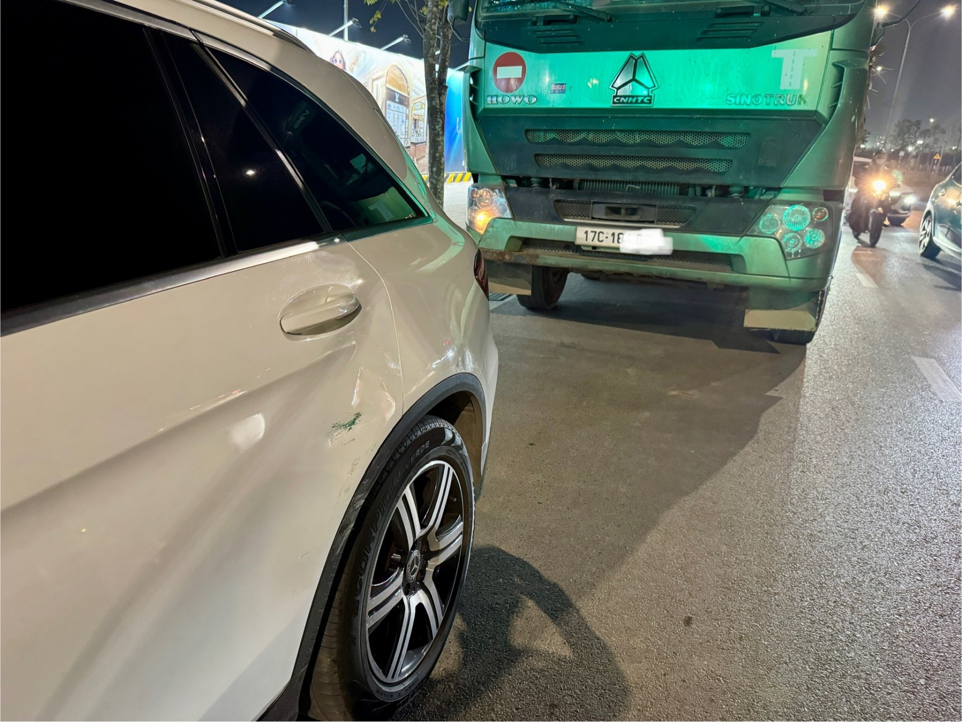 “Hổ vồ” va chạm xe Mercedes và cách xử lý cực kỳ thuyết phục giữa hai chủ xe “Hổ vồ” va chạm xe Mercedes và cách xử lý cực kỳ thuyết phục giữa hai chủ xe