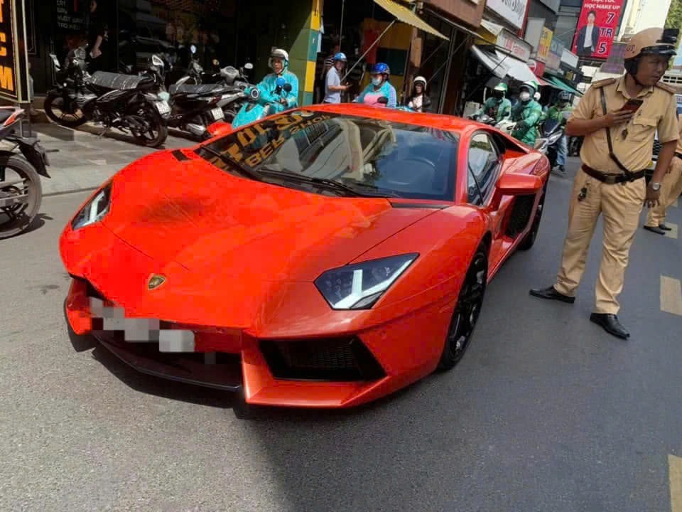 Người lái Lamborghini bất tỉnh giữa phố Người lái Lamborghini bất tỉnh giữa phố