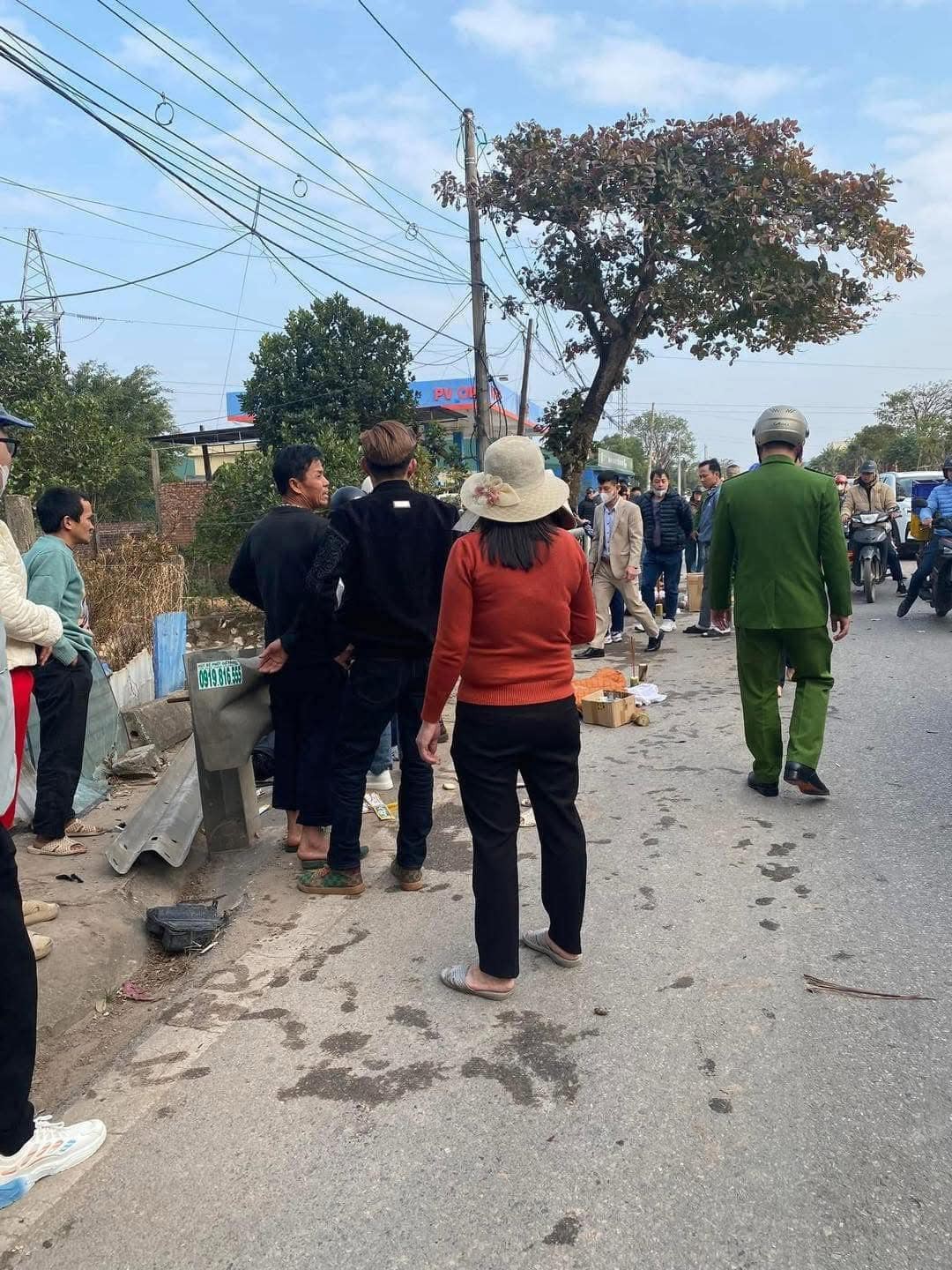 Ô tô lao xuống sông ở Nam Định, 7 người tử vong, hai người cấp cứu Ô tô lao xuống sông ở Nam Định, 7 người tử vong, hai người cấp cứu