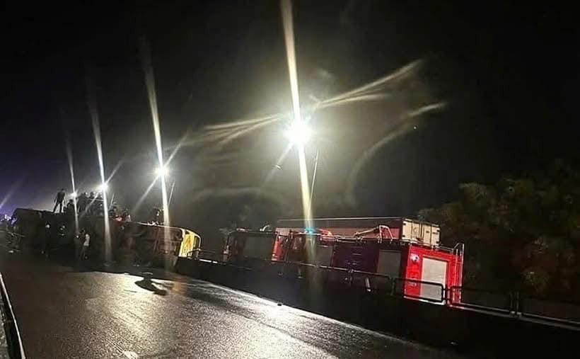 Lật xe khách tuyến Đà Nẵng - Đà Lạt, xe lao vào dải phân cách, 3 người tử vong Lật xe khách tuyến Đà Nẵng - Đà Lạt, xe lao vào dải phân cách, 3 người tử vong, tài xế thiếu bằng lái