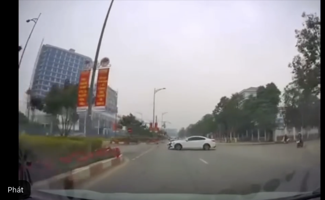 Tai nạn nghiêm trọng tại Yên Bái do xe máy phóng nhanh đâm vào ô tô sang đường thiếu quan sát Tai nạn nghiêm trọng tại Yên Bái do xe máy phóng nhanh đâm vào ô tô sang đường thiếu quan sát