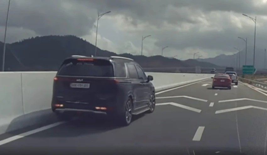 Nữ tài xế lùi xe trên cao tốc Nha Trang - Cam Lâm bị phạt nặng Nữ tài xế lùi xe trên cao tốc Nha Trang - Cam Lâm bị phạt nặng