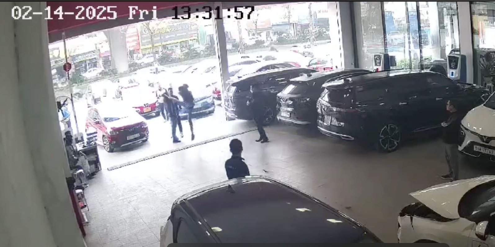 Chủ VinFast VF 5 bị người va chạm hành hung vì bất đồng về việc chọn nơi sửa chữa xe Chủ VinFast VF 5 bị người va chạm hành hung vì bất đồng về việc chọn nơi sửa chữa xe
