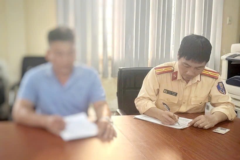 Xe Phương Trang lùi 300 m trên cao tốc: Lái xe khách lùi trên cao tốc bị phạt như thế nào Xe Phương Trang lùi 300 m trên cao tốc: Lái xe khách lùi trên cao tốc bị phạt như thế nào