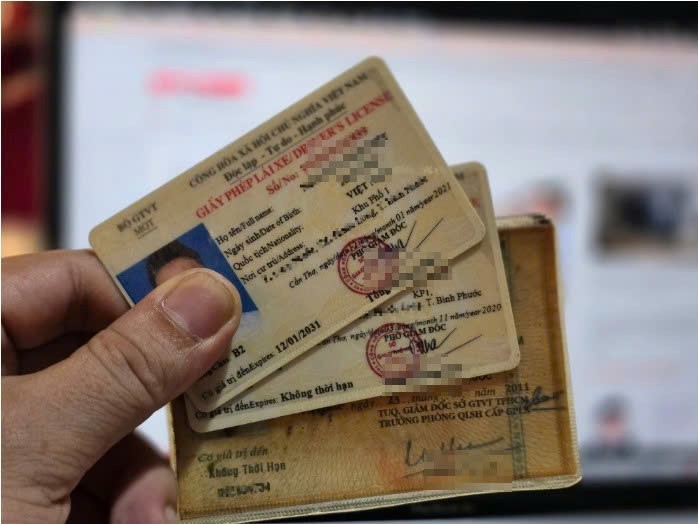 Nhức nhối tình trạng 'cò' mời dịch vụ xếp hàng hộ giá cao ngất khi đổi giấy phép lái xe Nhức nhối tình trạng 'cò' mời dịch vụ xếp hàng hộ giá cao ngất khi đổi giấy phép lái xe