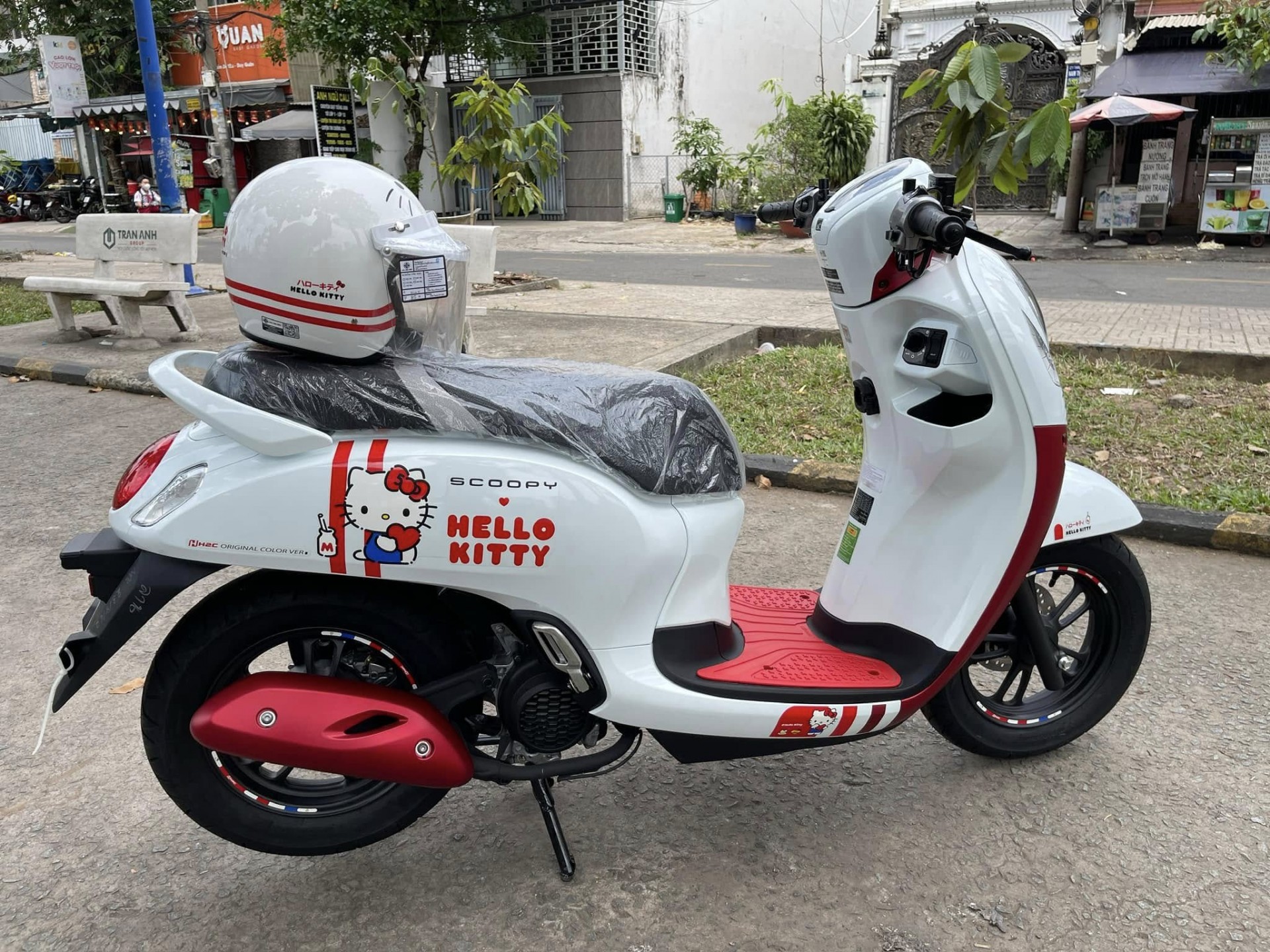 Xe tay ga giới hạn Honda Scoopy Hello Kitty, giá 89 triệu đồng tại Việt Nam Xe tay ga giới hạn Honda Scoopy Hello Kitty, giá 89 triệu đồng tại Việt Nam