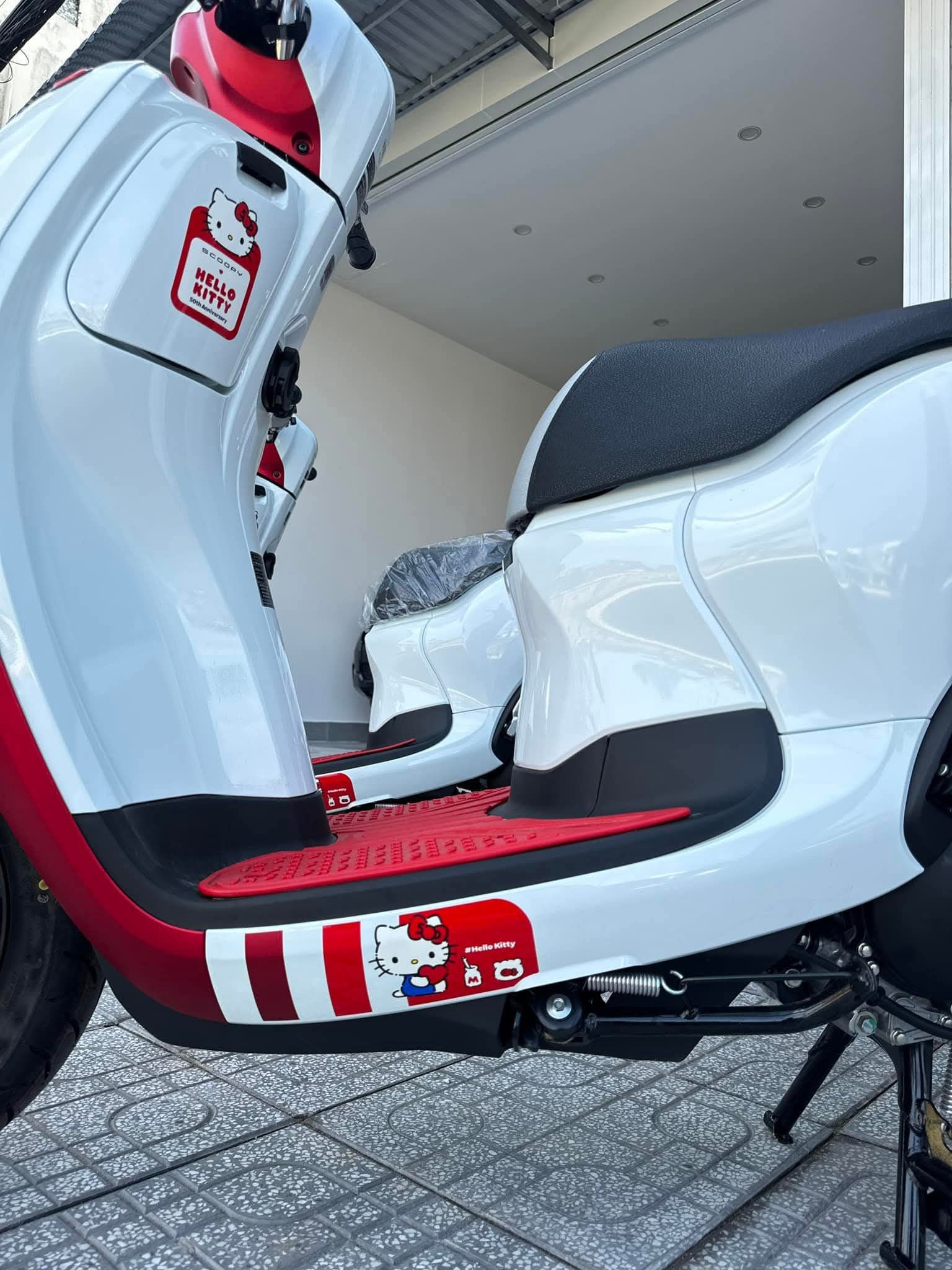 Xe tay ga giới hạn Honda Scoopy Hello Kitty, giá 89 triệu đồng tại Việt Nam Xe tay ga giới hạn Honda Scoopy Hello Kitty, giá 89 triệu đồng tại Việt Nam