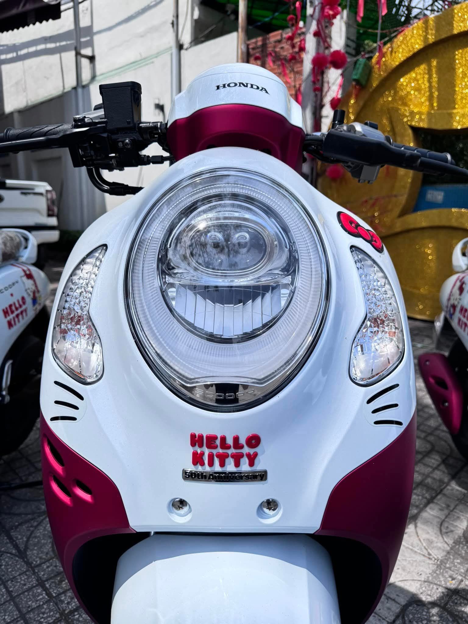 Xe tay ga giới hạn Honda Scoopy Hello Kitty, giá 89 triệu đồng tại Việt Nam Xe tay ga giới hạn Honda Scoopy Hello Kitty, giá 89 triệu đồng tại Việt Nam