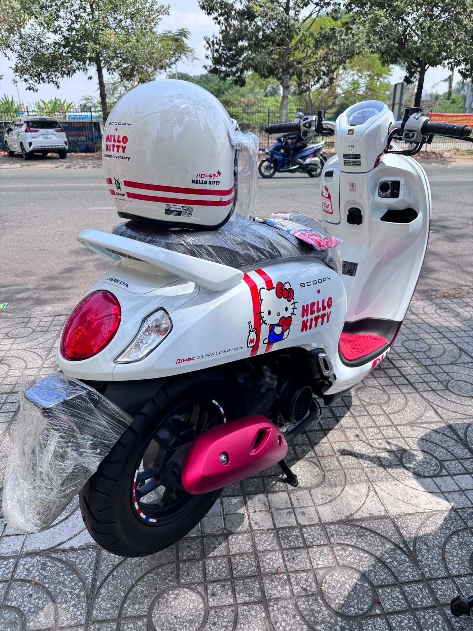 Xe tay ga giới hạn Honda Scoopy Hello Kitty, giá 89 triệu đồng tại Việt Nam Xe tay ga giới hạn Honda Scoopy Hello Kitty, giá 89 triệu đồng tại Việt Nam