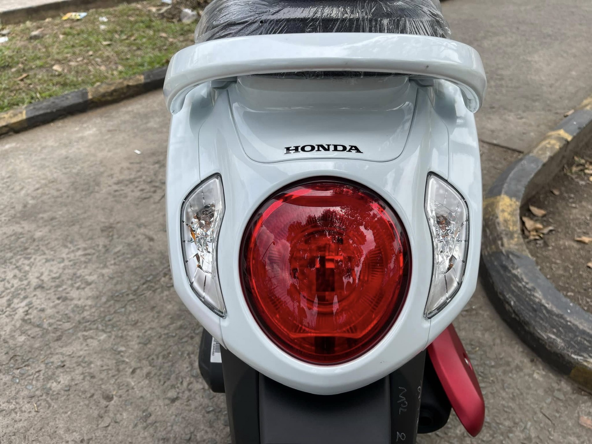 Xe tay ga giới hạn Honda Scoopy Hello Kitty, giá 89 triệu đồng tại Việt Nam Xe tay ga giới hạn Honda Scoopy Hello Kitty, giá 89 triệu đồng tại Việt Nam
