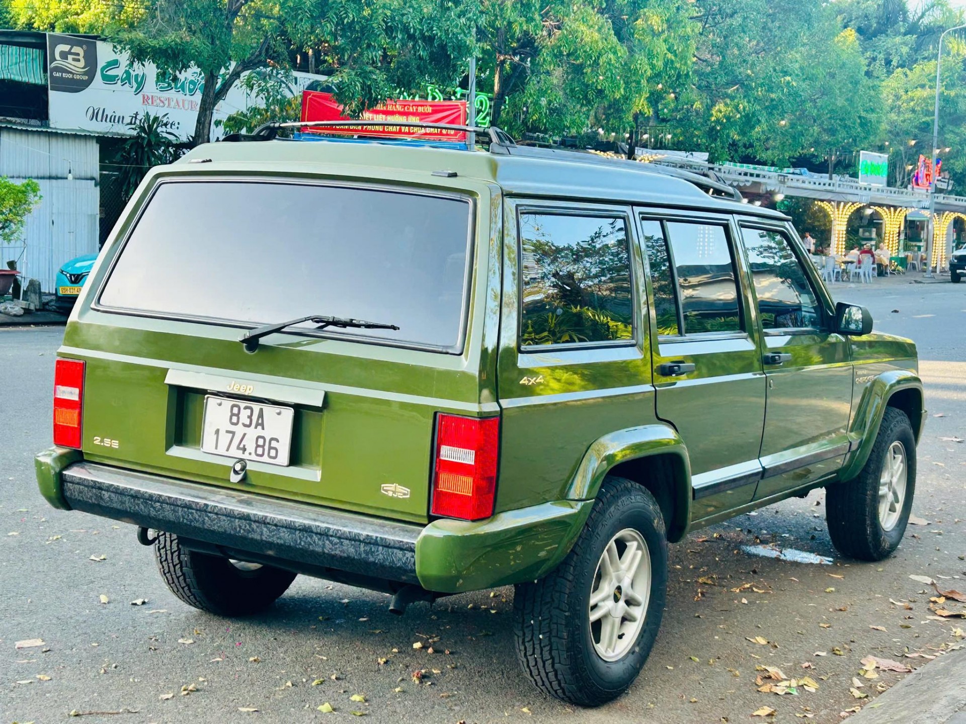 Bắt gặp Jeep Cherokee 21 năm tuổi, còn nguyên như mới tại Long An Bắt gặp Jeep Cherokee 21 năm tuổi, còn nguyên như mới tại Long An