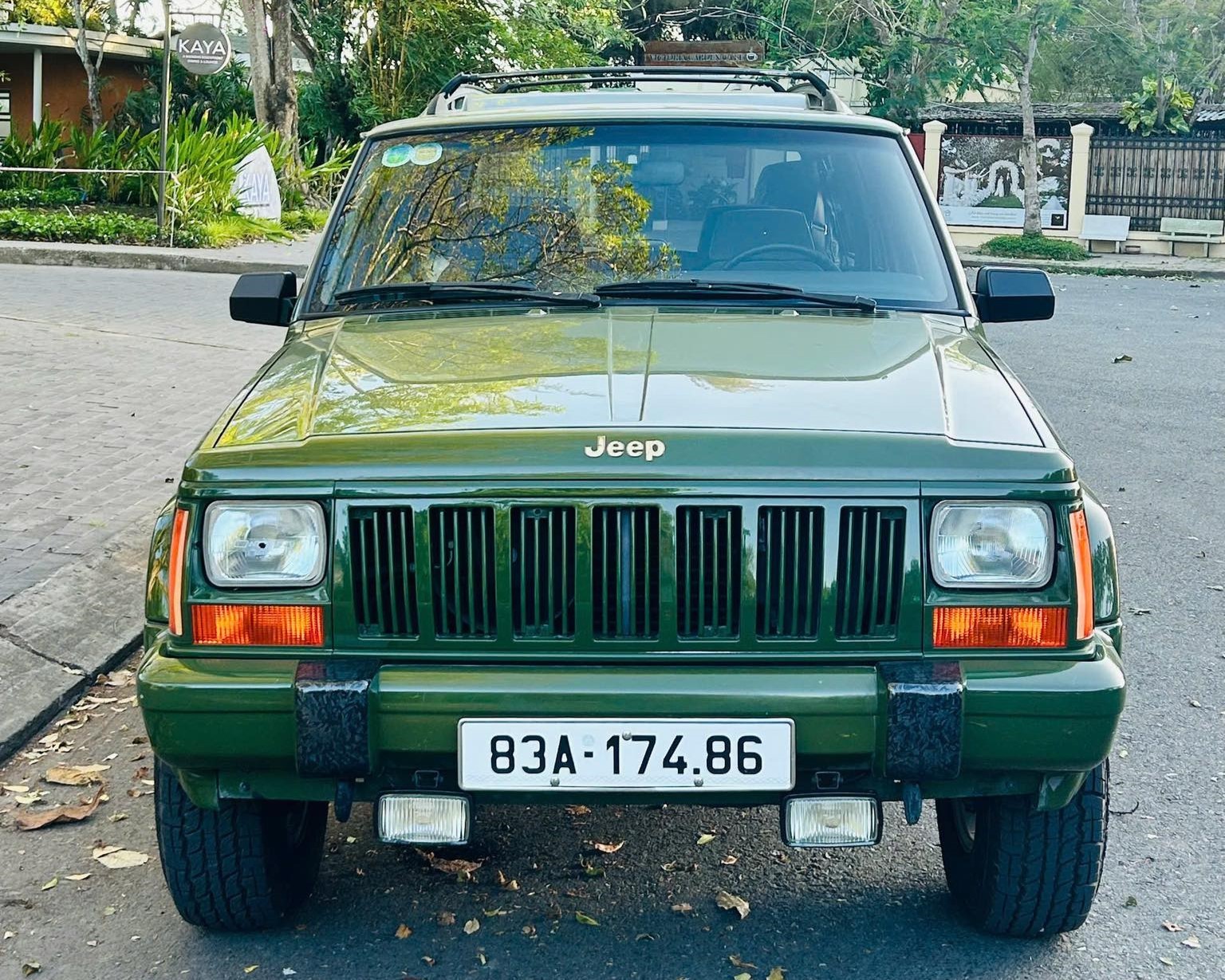 Bắt gặp Jeep Cherokee 21 năm tuổi, còn nguyên như mới tại Long An Bắt gặp Jeep Cherokee 21 năm tuổi, còn nguyên như mới tại Long An