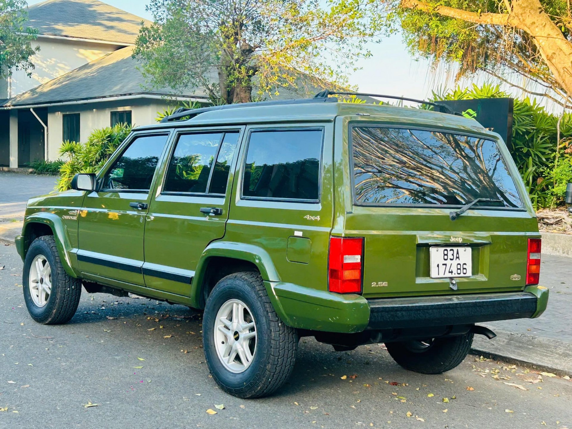 Bắt gặp Jeep Cherokee 21 năm tuổi, còn nguyên như mới tại Long An Bắt gặp Jeep Cherokee 21 năm tuổi, còn nguyên như mới tại Long An