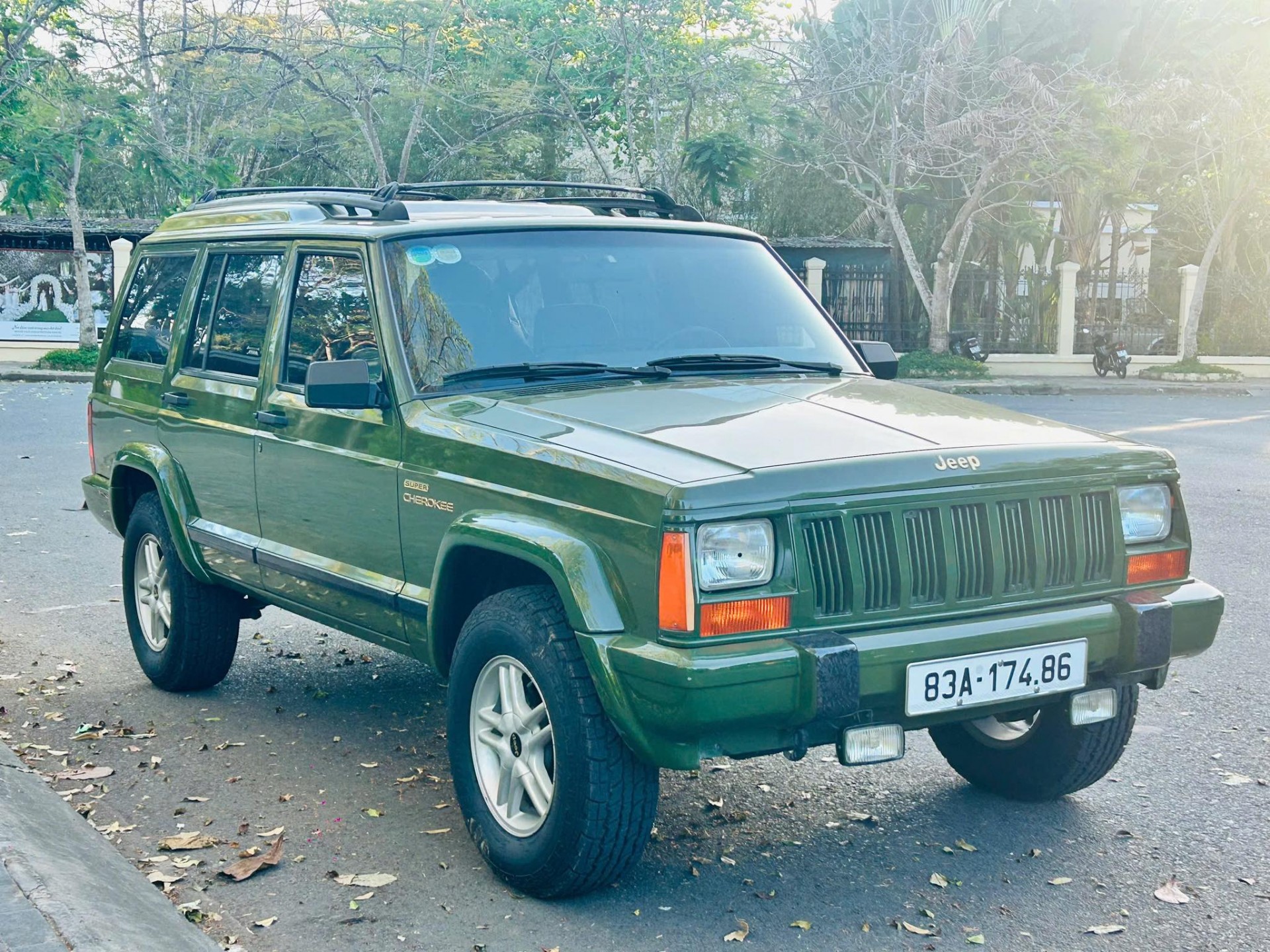 Bắt gặp Jeep Cherokee 21 năm tuổi, còn nguyên như mới tại Long An Bắt gặp Jeep Cherokee 21 năm tuổi, còn nguyên như mới tại Long An