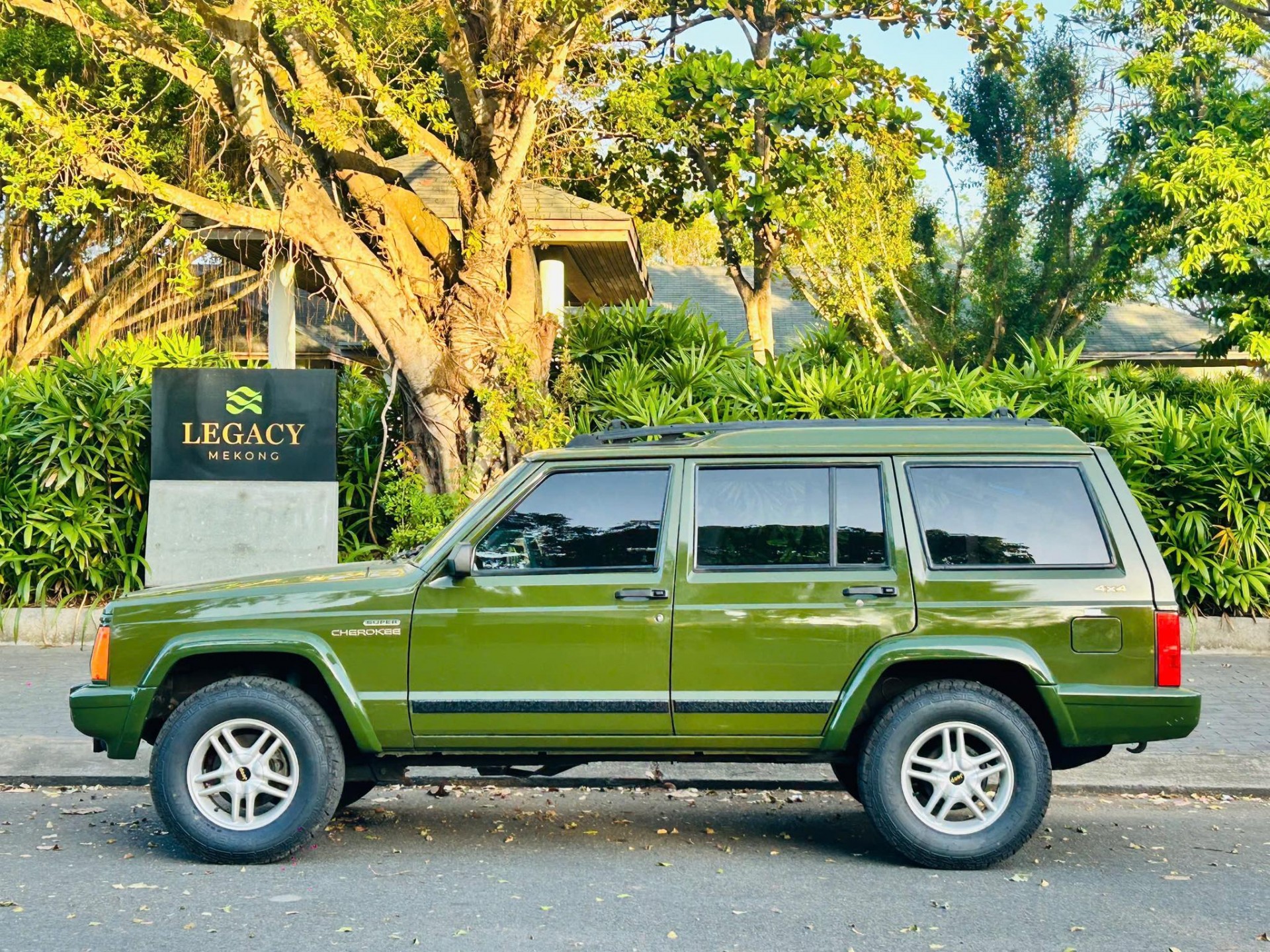 Bắt gặp Jeep Cherokee 21 năm tuổi, còn nguyên như mới tại Long An Bắt gặp Jeep Cherokee 21 năm tuổi, còn nguyên như mới tại Long An