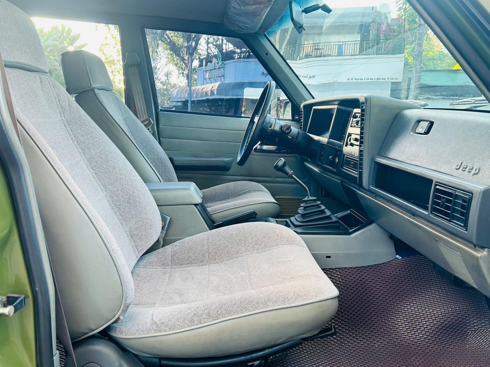 Bắt gặp Jeep Cherokee 21 năm tuổi, còn nguyên như mới tại Long An Bắt gặp Jeep Cherokee 21 năm tuổi, còn nguyên như mới tại Long An