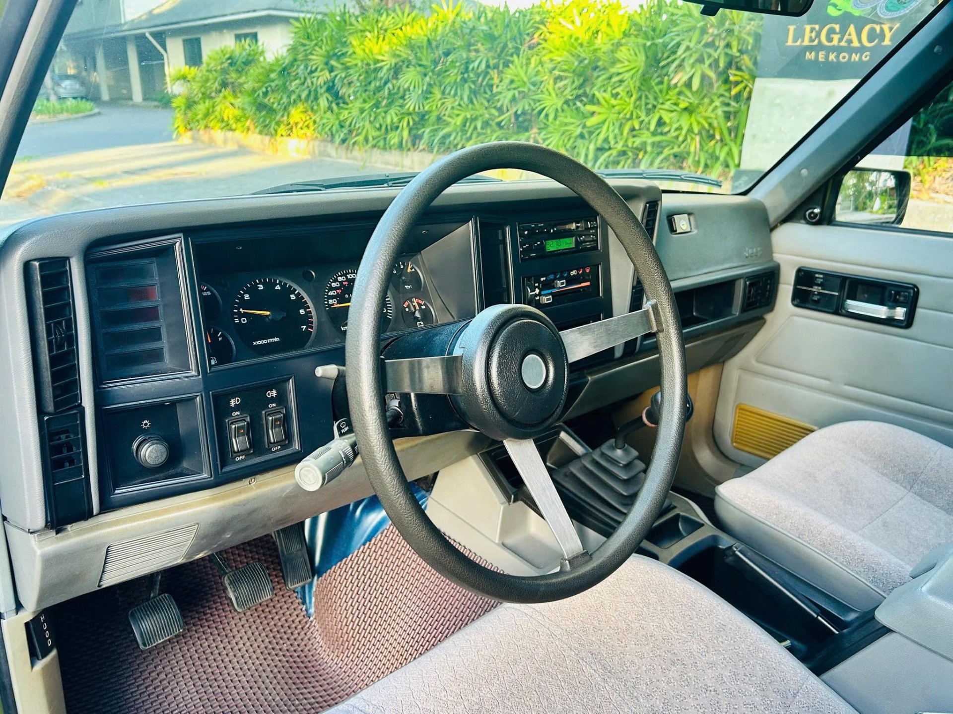 Bắt gặp Jeep Cherokee 21 năm tuổi, còn nguyên như mới tại Long An Bắt gặp Jeep Cherokee 21 năm tuổi, còn nguyên như mới tại Long An