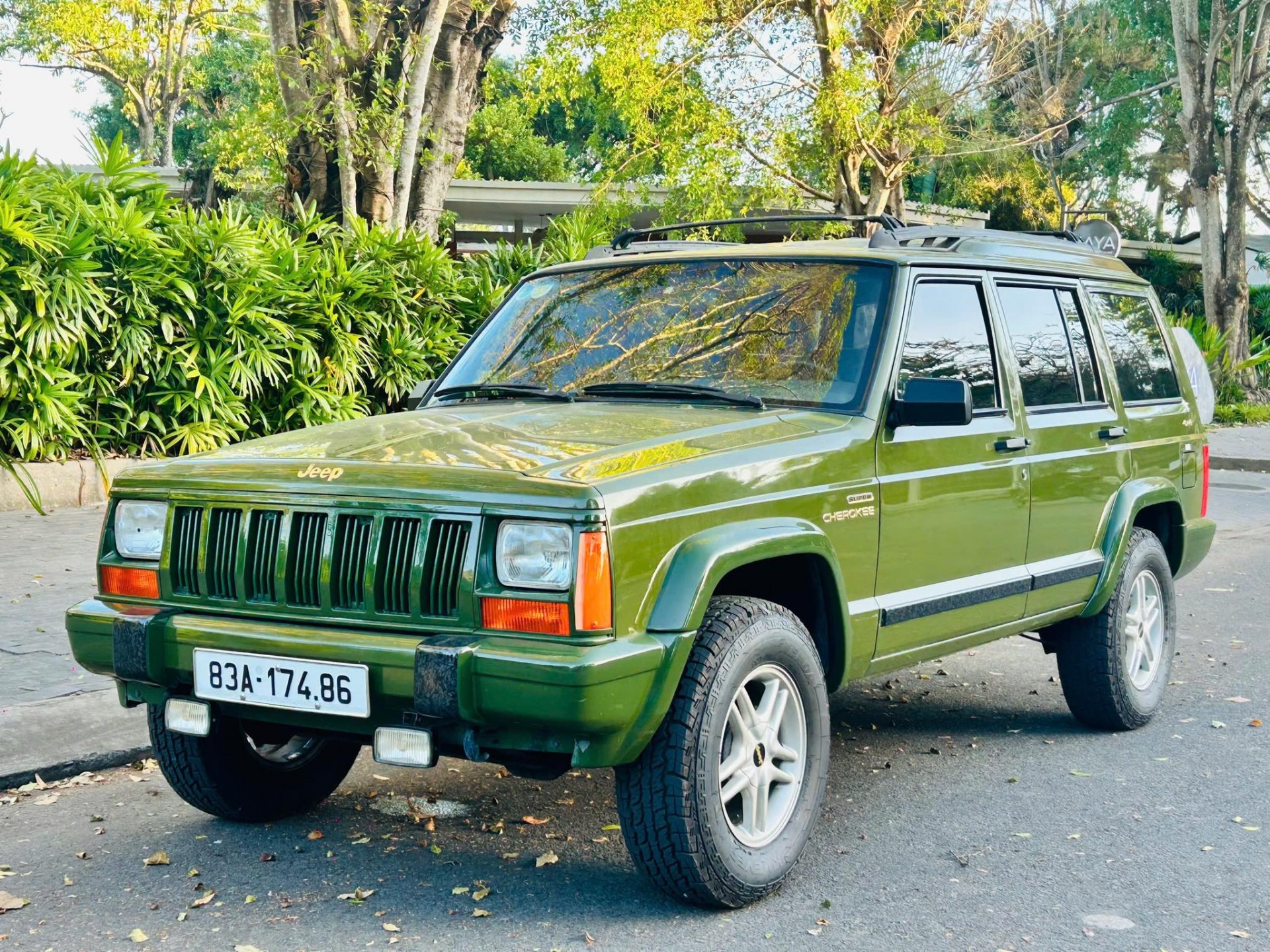 Bắt gặp Jeep Cherokee 21 năm tuổi, còn nguyên như mới tại Long An Bắt gặp Jeep Cherokee 21 năm tuổi, còn nguyên như mới tại Long An