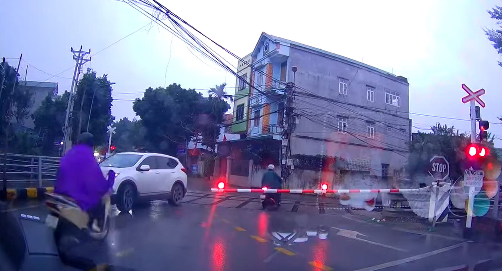 Ô tô, xe máy thản nhiên vượt barie chắn tàu bất chấp nguy hiểm tính mạng Ô tô, xe máy thản nhiên vượt barie chắn tàu bất chấp nguy hiểm tính mạng