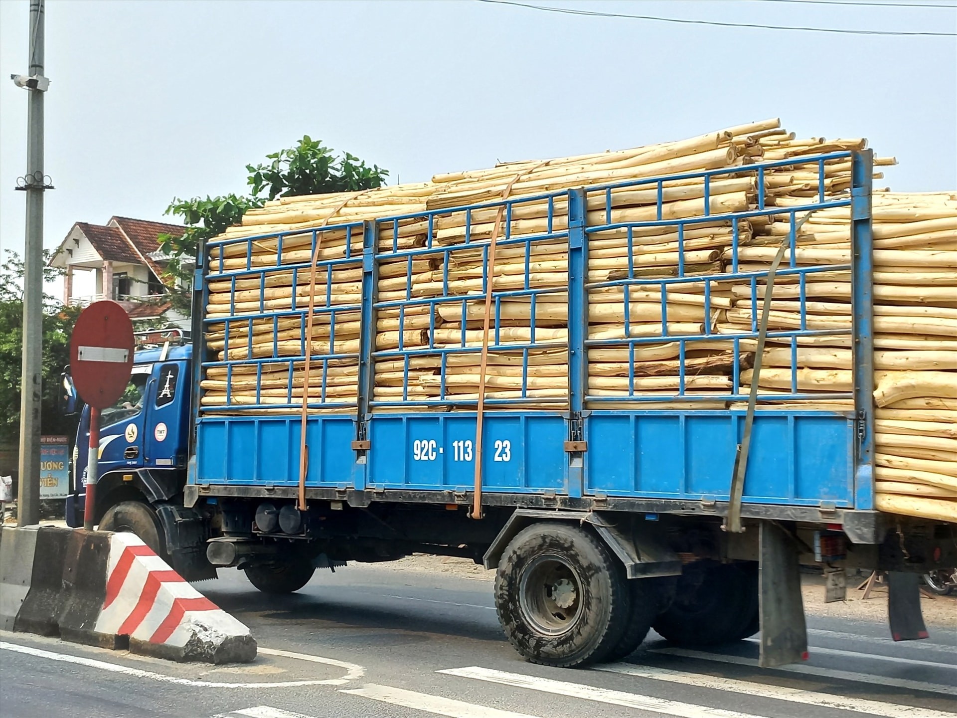Xe quá tải, quá khổ, chở hàng cồng kềnh: Phạt bao nhiêu tiền, trừ bao nhiêu điểm giấy phép lái xe? Chở hàng vượt mức quy định sẽ phạt từ 800.000 đồng đến hàng chục triệu, trừ điểm GPLX tùy mức độ vi phạm.
