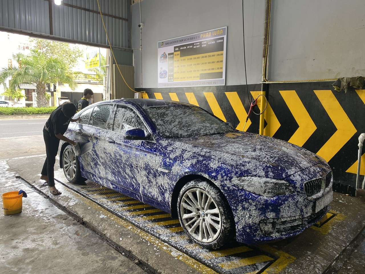 Nước rửa xe ô tô không chạm bọt tuyết, có ảnh hưởng đến lớp sáp của xe? Việc sử dụng nước rửa xe tốt sẽ giúp bảo vệ lớp sơn của xe.