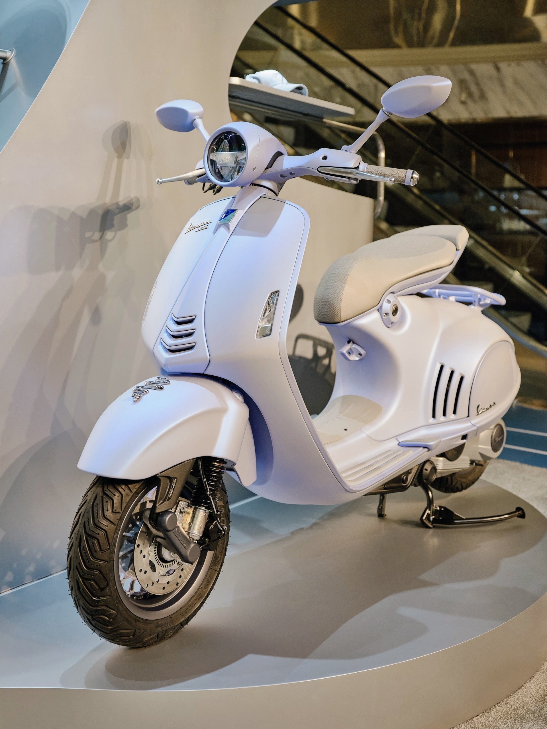 Vespa 946 ra mắt phiên bản đặc biệt cho năm Ất Tỵ, màu sơn cực lạ Vespa 946 ra mắt phiên bản đặc biệt cho năm Ất Tỵ, màu sơn cực lạ
