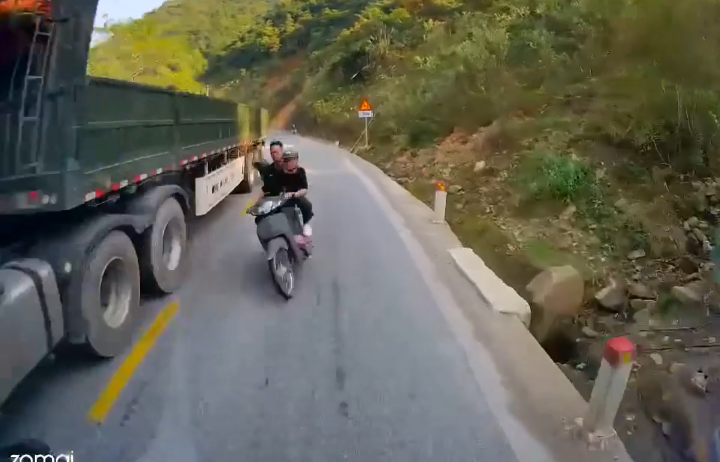 Xe máy vượt ẩu và nhận cái kết 'đắng' Xe máy vượt ẩu và nhận cái kết 'đắng'