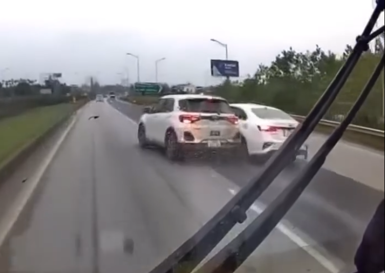 Ô tô con ép xe tập lái vào đầu xe khách, suýt gây tai nạn liên hoàn trên cao tốc Ô tô con ép xe tập lái vào đầu xe khách, suýt gây tai nạn liên hoàn trên cao tốc