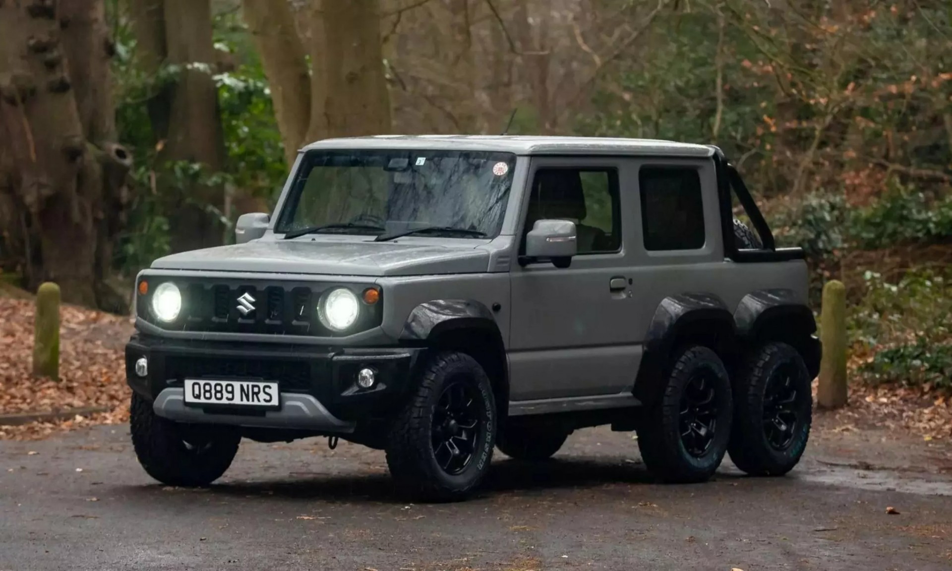Độc đáo Suzuki Jimny độ 6 bánh phong cách 'Tiểu G63 AMG 6x6' Độc đáo Suzuki Jimny độ 6 bánh phong cách 'Tiểu G63 AMG 6x6'