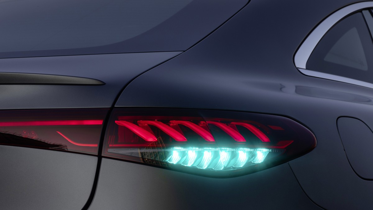 Mercedes-Benz tiên phong với màu đèn nhận diện xe tự lái Mercedes-Benz tiên phong với màu đèn nhận diện xe tự lái