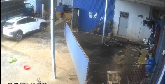 Tai nạn trên cầu rửa xe, ô tô đâm trực diện vào nữ nhân viên đứng hướng dẫn phía trước Tai nạn trên cầu rửa xe, ô tô đâm trực diện vào nữ nhân viên đứng hướng dẫn phía trước