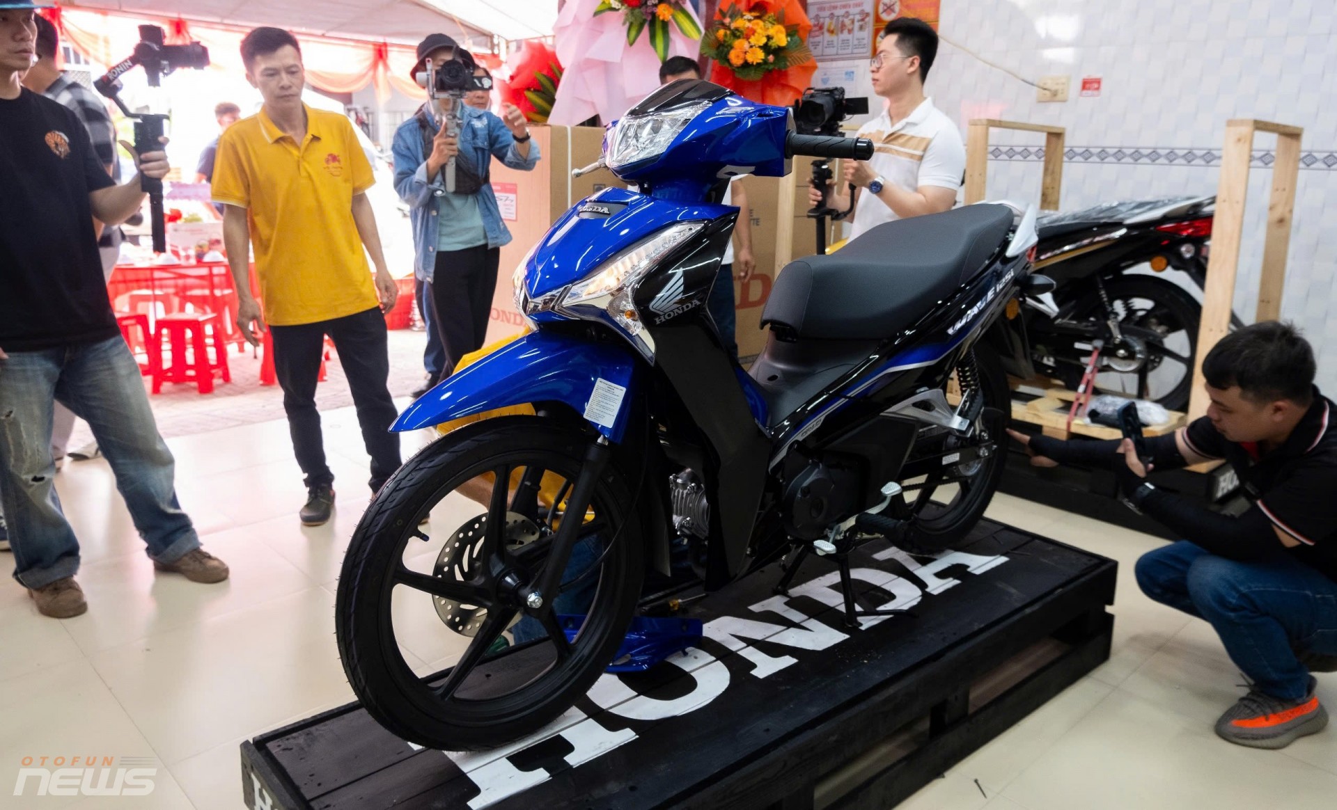 Honda Wave 125i và Yamaha 135LC Fi nhập khẩu Malaysia bất ngờ xuất hiện tại Việt Nam Honda Wave 125i và Yamaha 135LC Fi nhập khẩu Malaysia bất ngờ xuất hiện tại Việt Nam