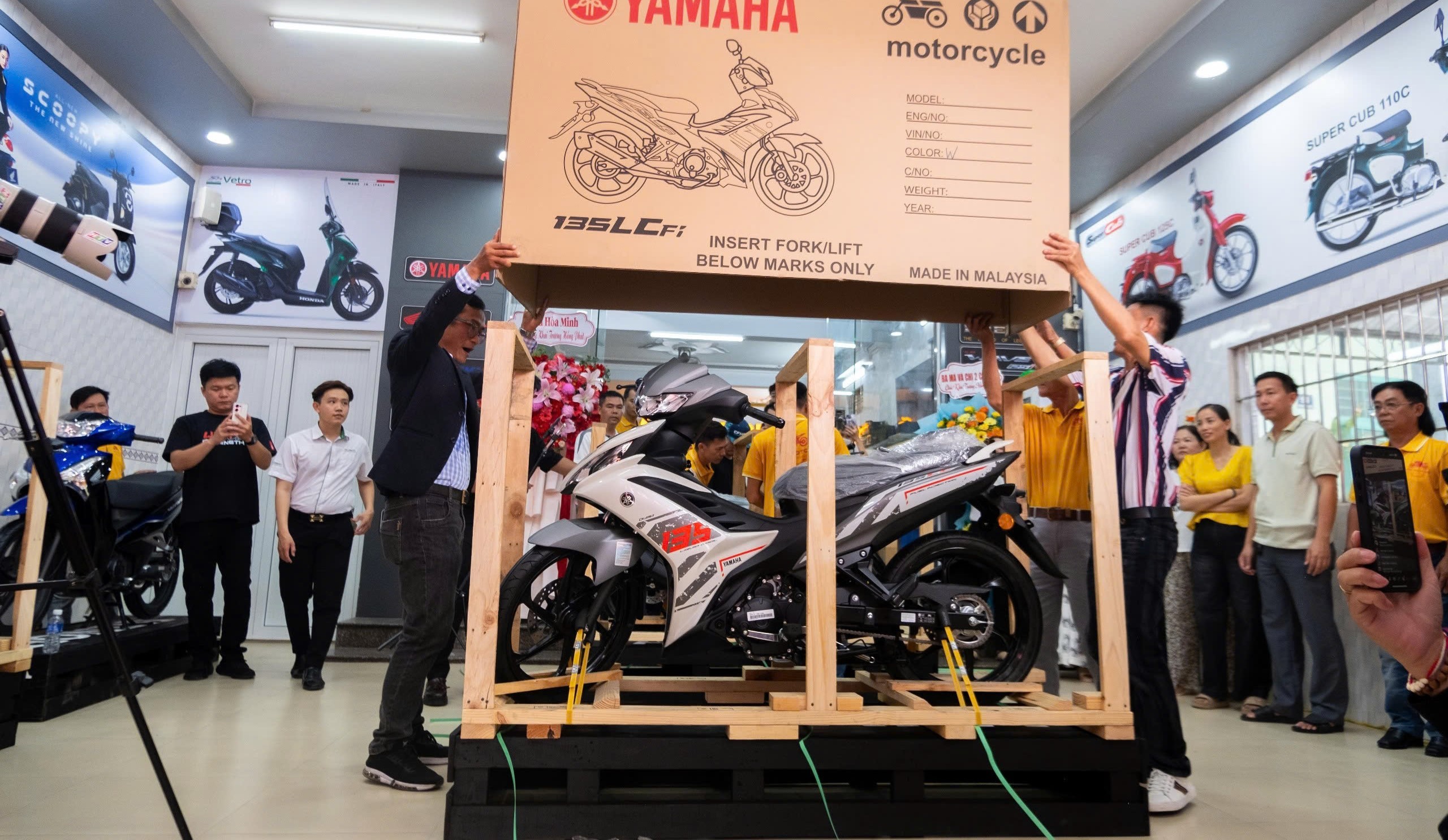 Honda Wave 125i và Yamaha 135LC Fi nhập khẩu Malaysia bất ngờ xuất hiện tại Việt Nam Honda Wave 125i và Yamaha 135LC Fi nhập khẩu Malaysia bất ngờ xuất hiện tại Việt Nam
