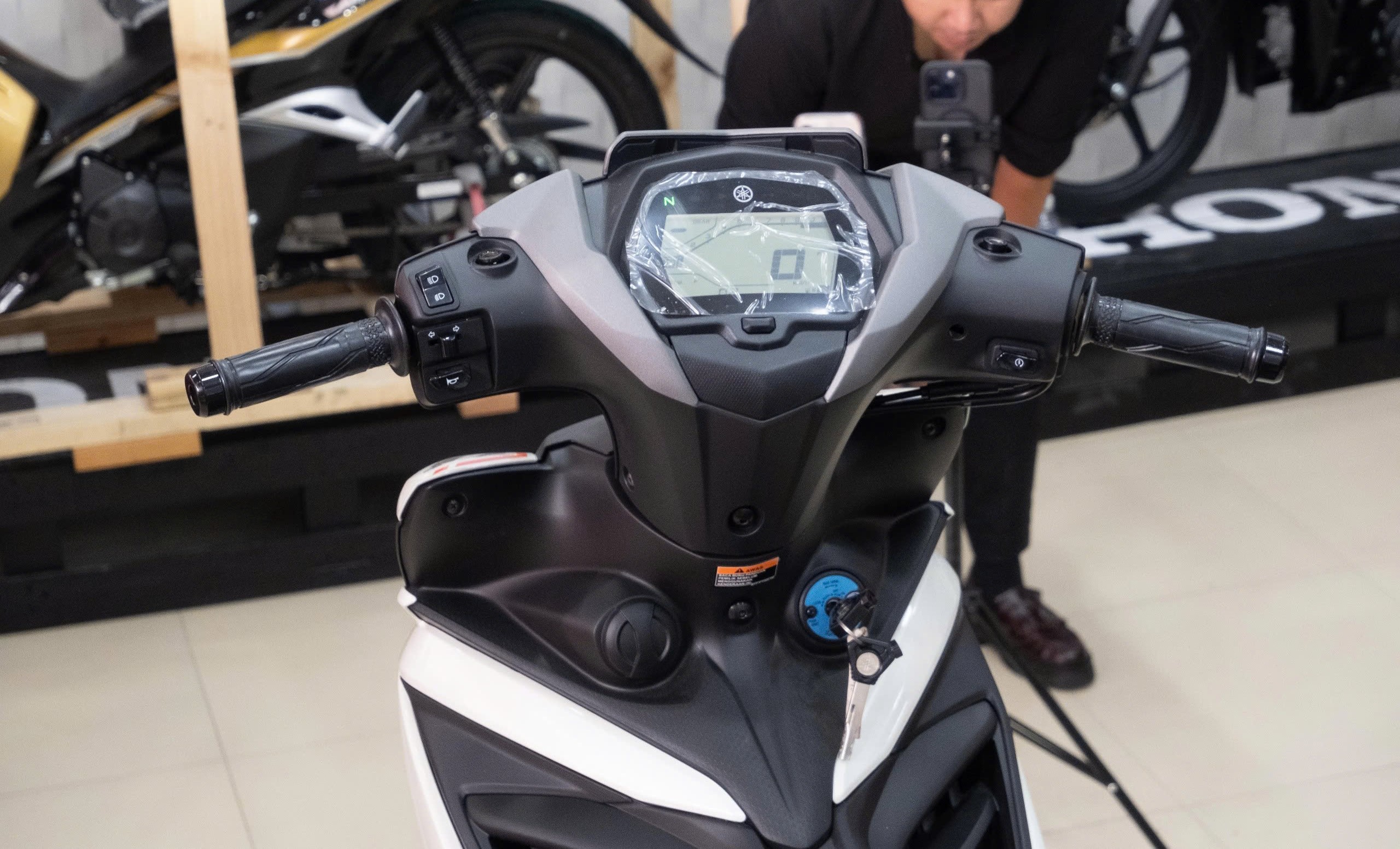 Honda Wave 125i và Yamaha 135LC Fi nhập khẩu Malaysia bất ngờ xuất hiện tại Việt Nam Honda Wave 125i và Yamaha 135LC Fi nhập khẩu Malaysia bất ngờ xuất hiện tại Việt Nam