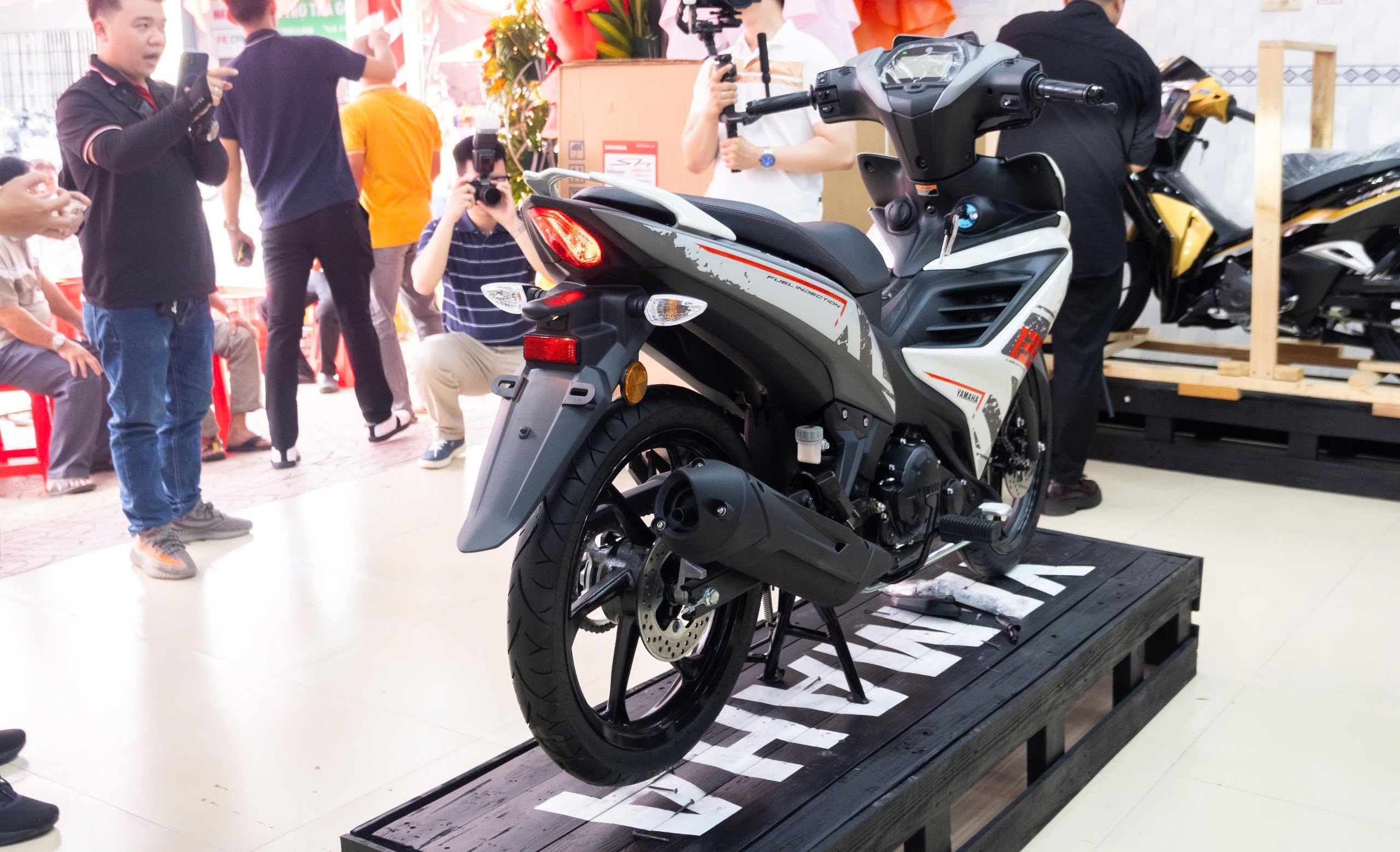 Honda Wave 125i và Yamaha 135LC Fi nhập khẩu Malaysia bất ngờ xuất hiện tại Việt Nam Honda Wave 125i và Yamaha 135LC Fi nhập khẩu Malaysia bất ngờ xuất hiện tại Việt Nam