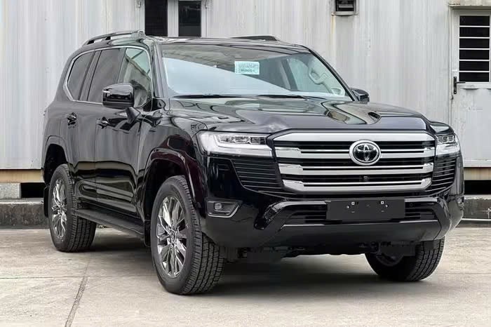 Toyota Land Cruiser 2025 thêm những trang bị gì mà tăng giá 300 triệu? Toyota Land Cruiser 2025 thêm những trang bị gì mà tăng giá 300 triệu?