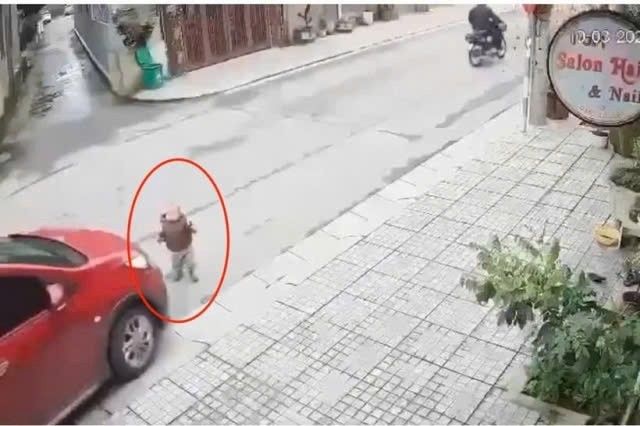Làm gì trước khi khởi động xe để tránh những tai nạn như vụ bé 16 tháng tuổi bị cán tử vong Làm gì trước khi khởi động xe để tránh những tai nạn như vụ bé 16 tháng tuổi bị cán tử vong