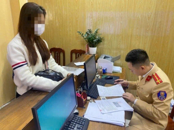 Nữ tài xế vượt đèn đỏ 7 lần bị phạt tiền tới 133 triệu đồng Nữ tài xế vượt đèn đỏ 7 lần bị phạt tiền tới 133 triệu đồng
