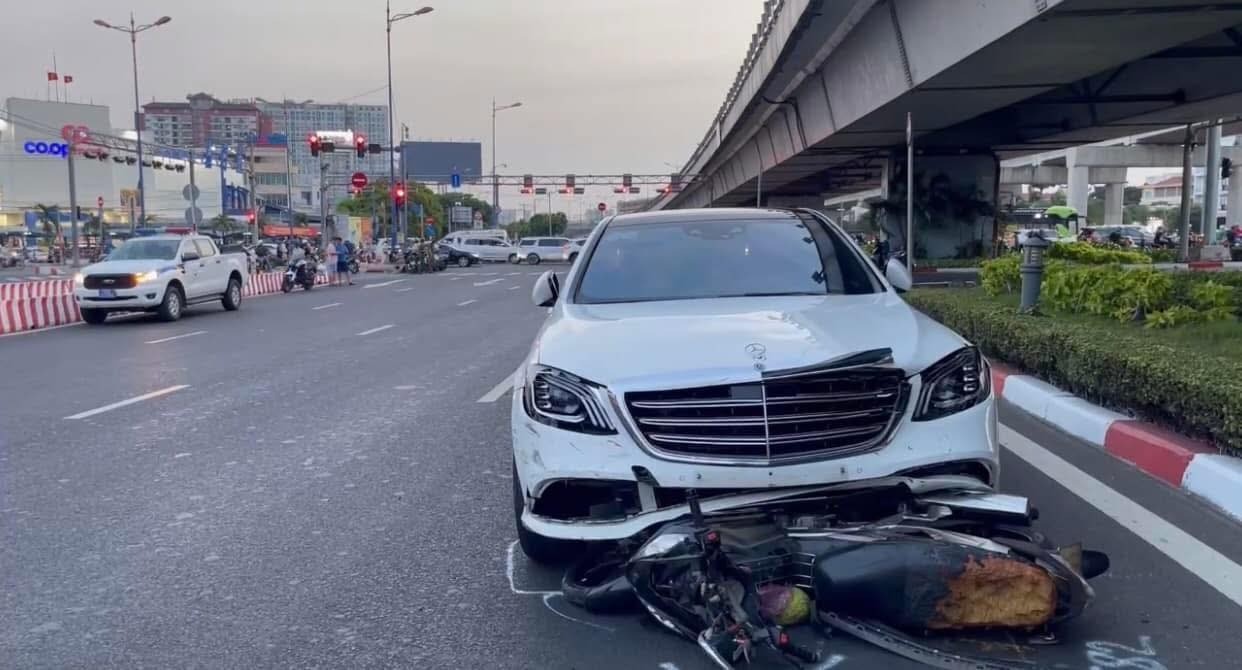 Một nữ sinh viên tử vong trong vụ việc nữ tài xế Mercedes tông 10 xe máy ở Thủ Đức Một nữ sinh viên tử vong trong vụ việc nữ tài xế Mercedes tông 10 xe máy ở Thủ Đức