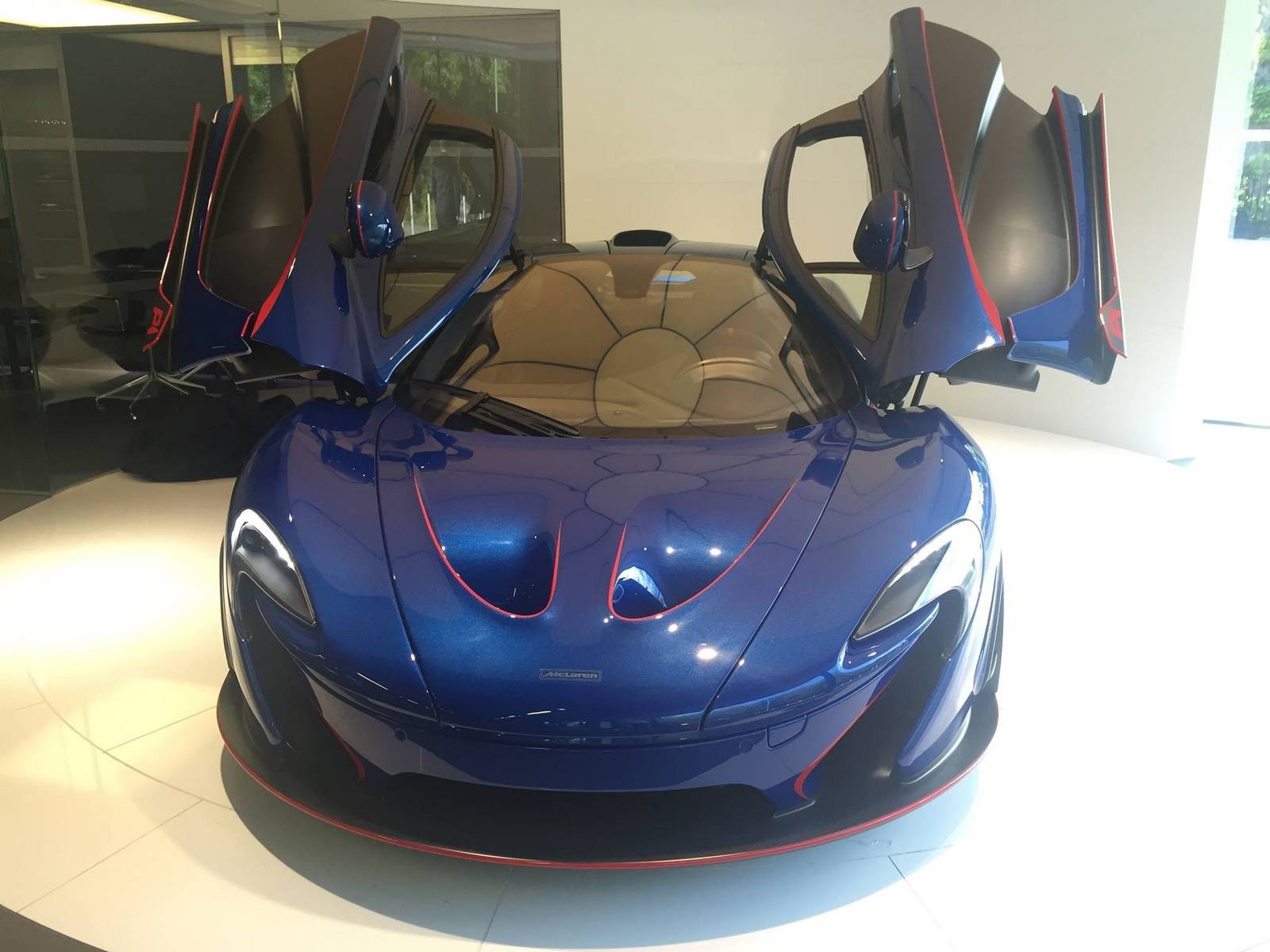 Suýt chết vì siêu xe McLaren P1 bốc cháy, chủ xe đòi bồi thường khủng Suýt chết vì siêu xe McLaren P1 bốc cháy, chủ xe đòi bồi thường khủng