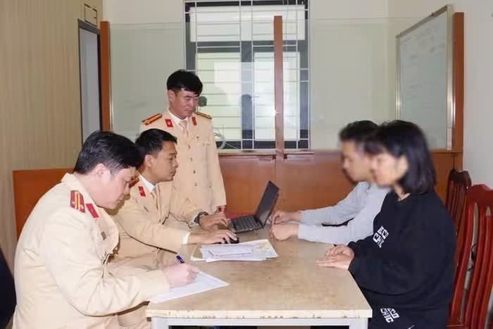 Vợ mua giấy phép lái xe giả trên mạng cho chồng sử dụng Vợ mua giấy phép lái xe giả trên mạng cho chồng sử dụng