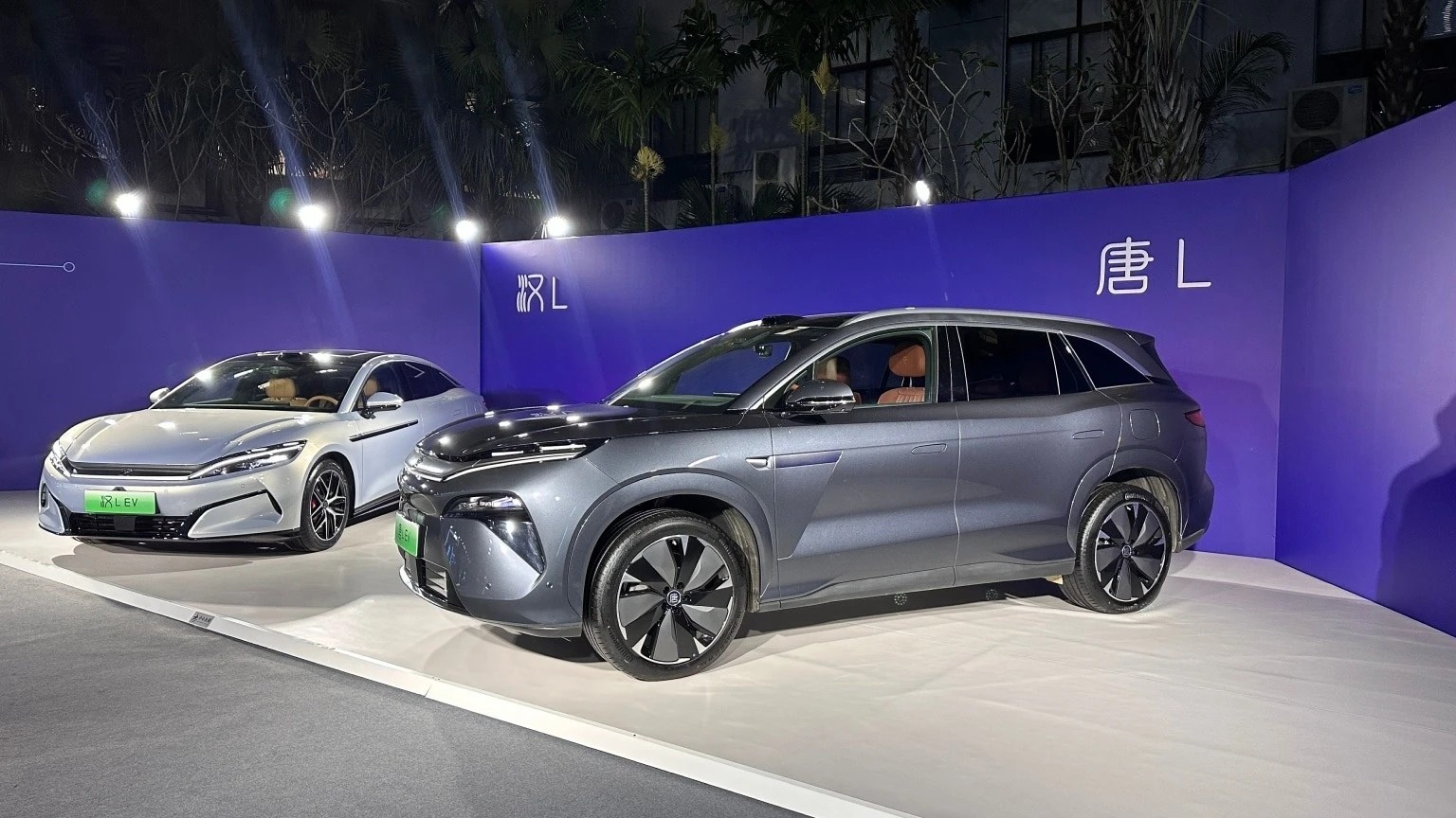 BYD ra mắt trạm sạc siêu nhanh, 5 phút đi được 400 km BYD ra mắt trạm sạc siêu nhanh, 5 phút đi được 400 km