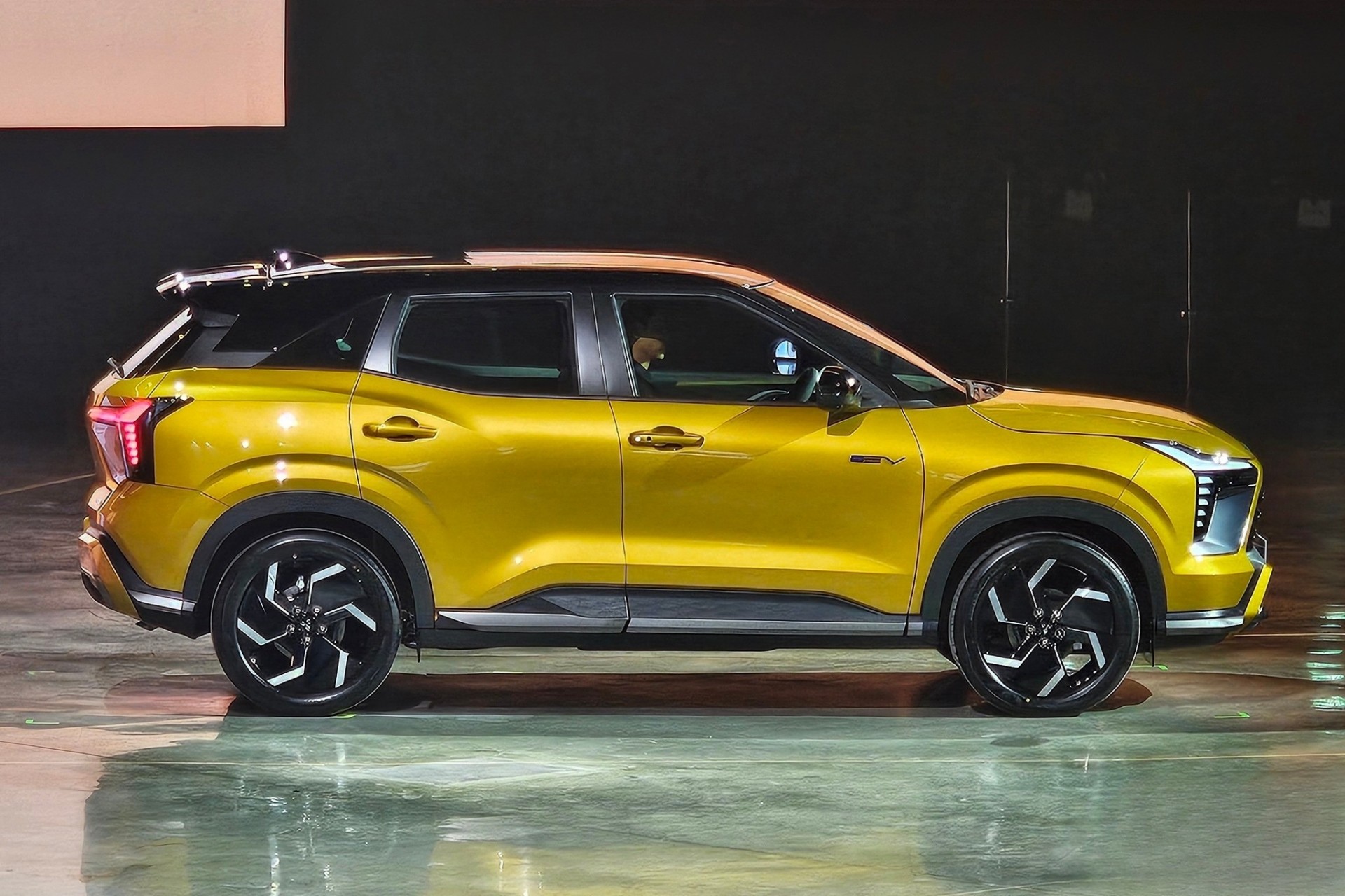 Khách hàng Thái chê Mitsubishi Xforce HEV giá đắt, quay xe ủng hộ Toyota Yaris Cross Khách hàng Thái chê Mitsubishi Xforce HEV giá đắt, quay xe ủng hộ Toyota Yaris Cross